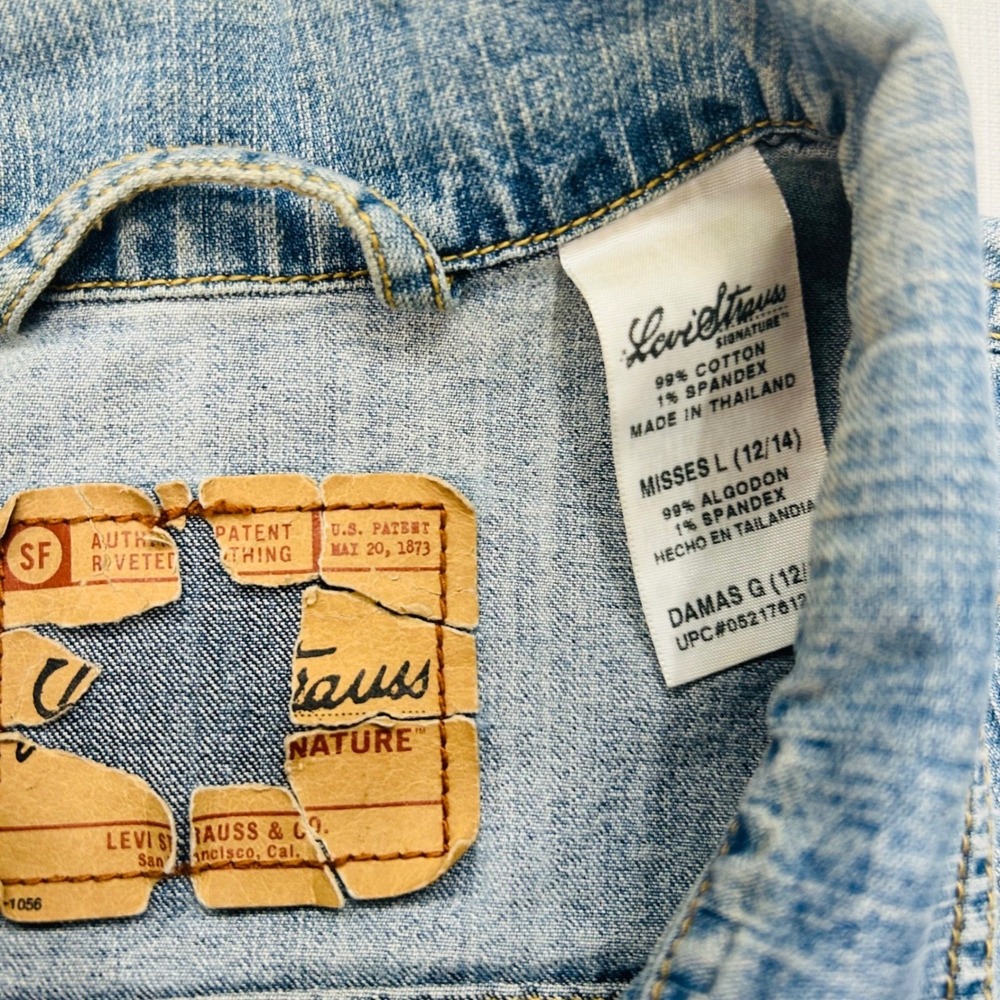 Levi Strauss Signature Jean Jacket Womens L Light Wash Denim Trucker Distress - Picture 10 of 16